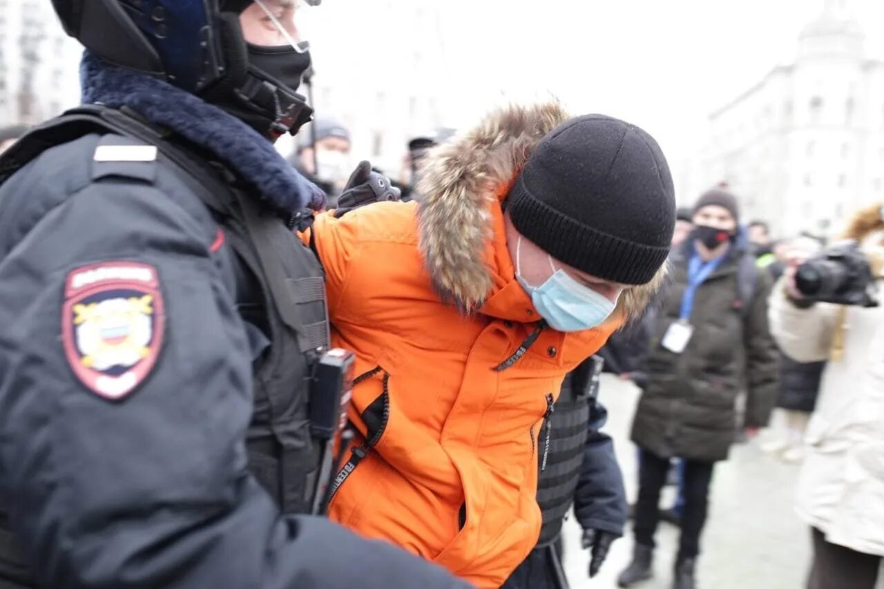 Задержание детей на митинге в Москве. Задержали в пуховике на митинге. Аресты детей на митинге. Варламов на митинге. Миру мир арест