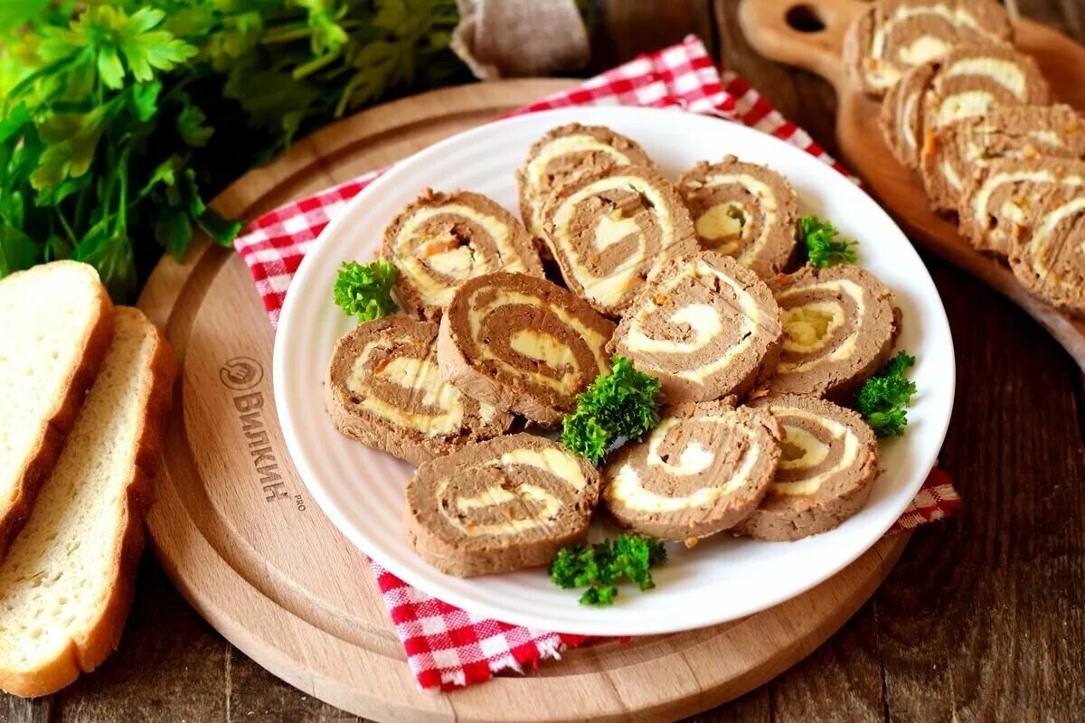 Куриные рулетики с куриной печенью. Печеночный рулет. печеночные рулетики. рулетики из печеночных блинчиков. рулетики из говяжьей печени.