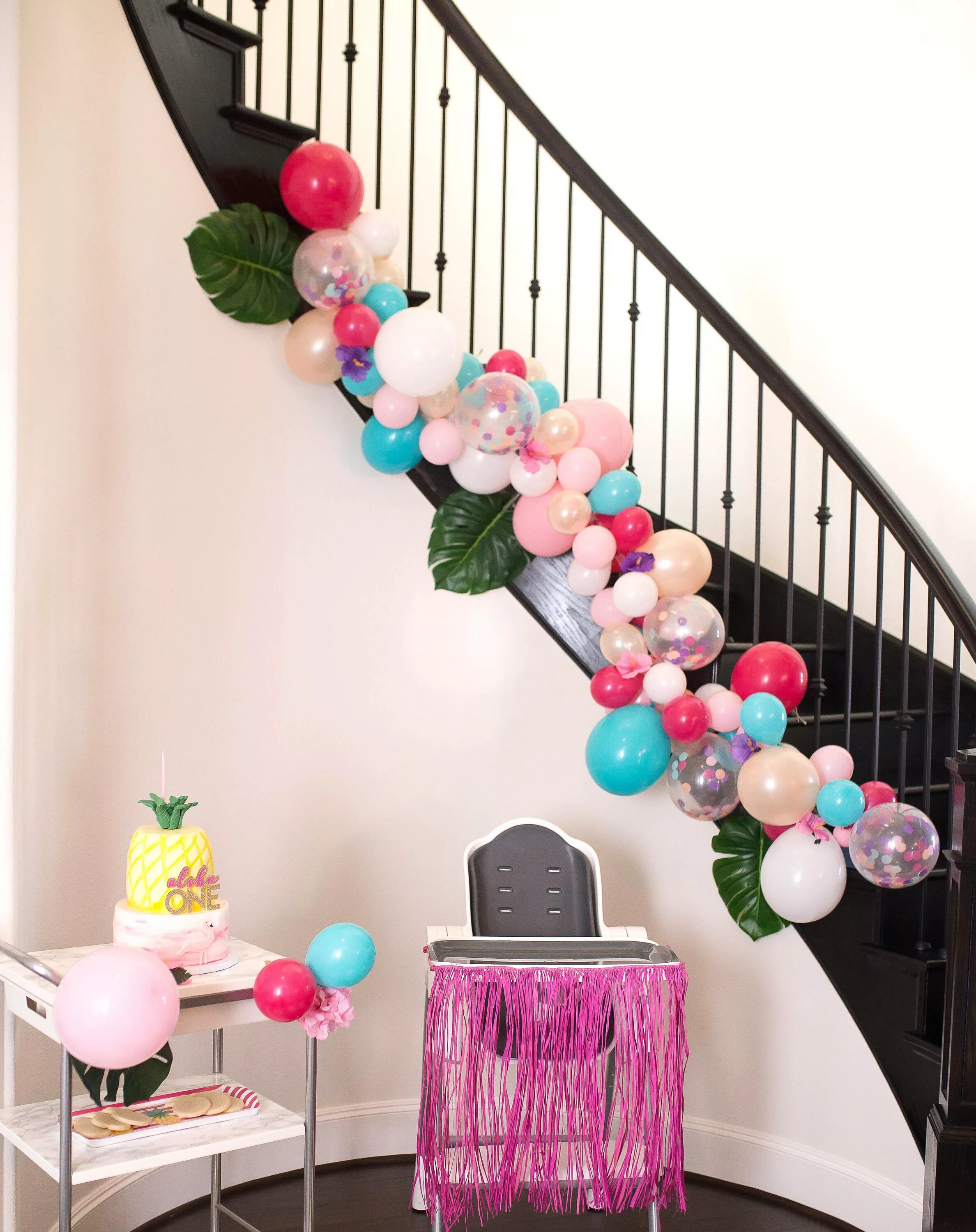 Декор воздушными шарами. Украшение лестницы шарами. Гирлянда из шаров. Украшение лестниц шариками. Украшение шарами перила лестницы.