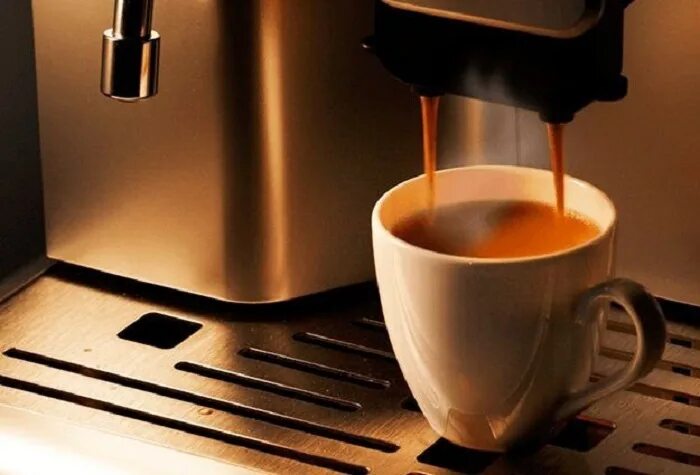 Кофемашина наливает кофе. Кофе для кофеварки. Чашка кофе кофемашина. Кофемашина с чашками. Кофе кофемашины кофеварки