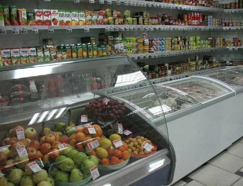 Торговля в магазине. Предприятия торговли. Выкладка товара в продуктовом магазине. Прилавок на рынке. Продажа через прилавок