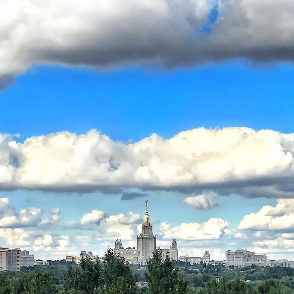 Небо над Кунцево. Облака над городом. Небо над Москвой. Красивые облака над городом.