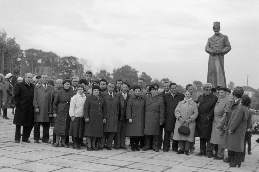 Дыбенко. Новозыбков брянская памятники. Памятник дыбенко в новозыбкове. Чернов памятник дыбенко. Новозыбков брянская памятники.
