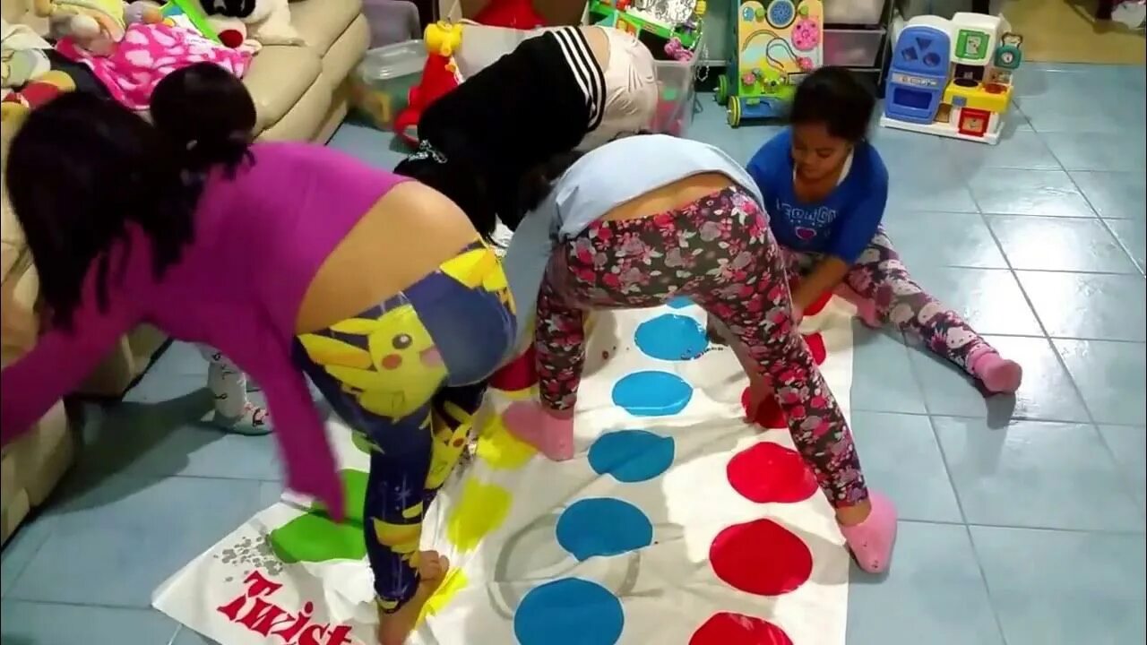 Озабоченные лесбиянки играют в твистер