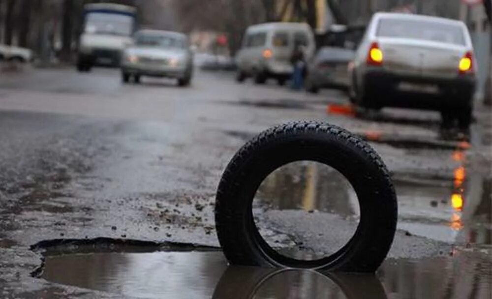 ДТП из за ямы на дороге. Ямы на дорогах поврежденный автомобиль. Плохие дороги фото. Неудовлетворительное состояние автомобильных дорог.