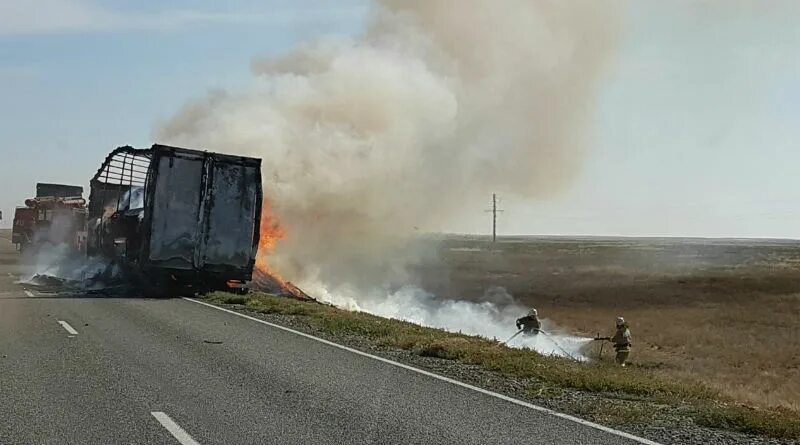 Горит трасса. Сгорела фура на трассе волгоград. дтп элиста волгоград на трассе. трасса элиста яшкуль. авария элиста астрахань трасса.