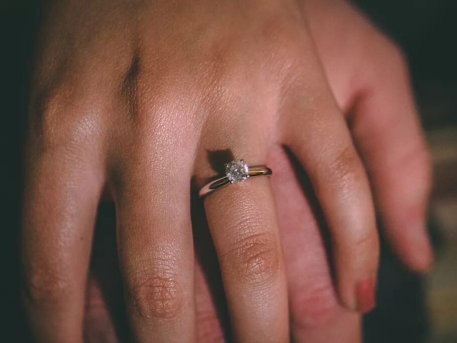 Proposal Ring. Fiancé Rings. Ring warm на коже. Кольца с человеческой фигуркой. Брак ювелирного изделия