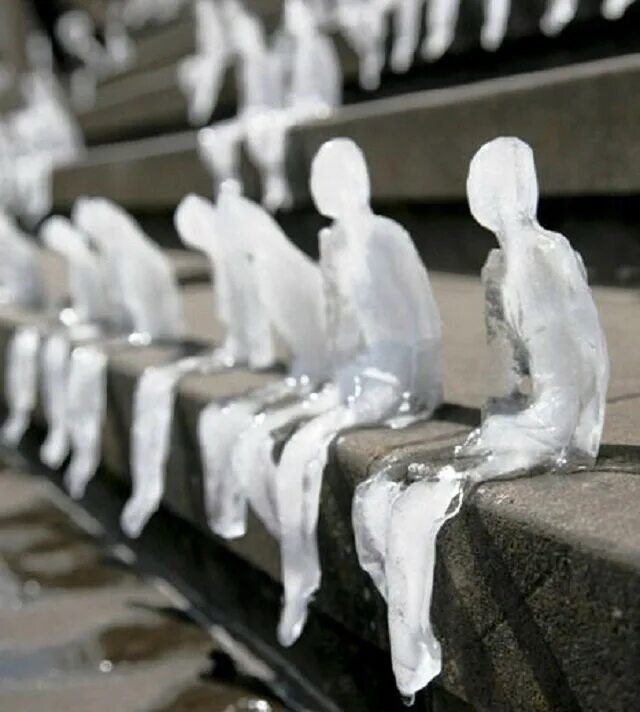 статуэтки из воска. тающий человек арт. скульптуры. тающий человек. тающий человек.