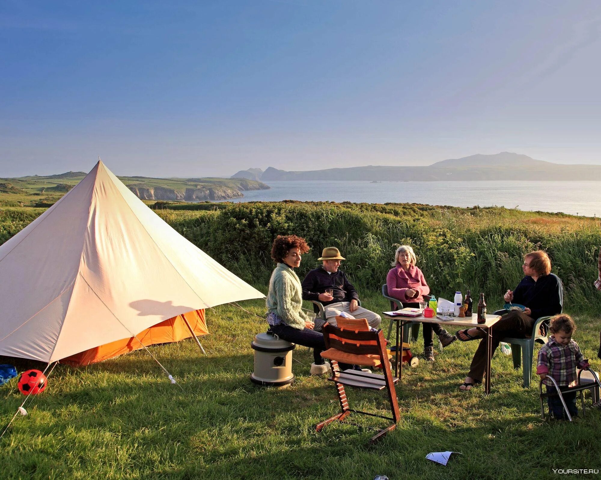 Семья у костра. Палатки для кемпинга. Camp80. Семья в походе. Near the camp.