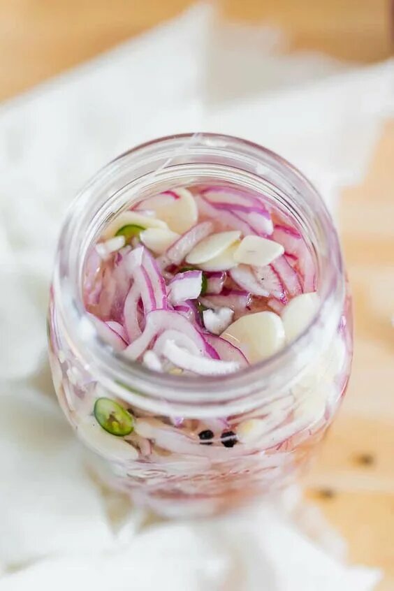 Маринованный лук рецепт кухня наизнанку. Маринованный лук. маринованный лук в уксусе. маринованный лук для салата. маринованный лук в банке.