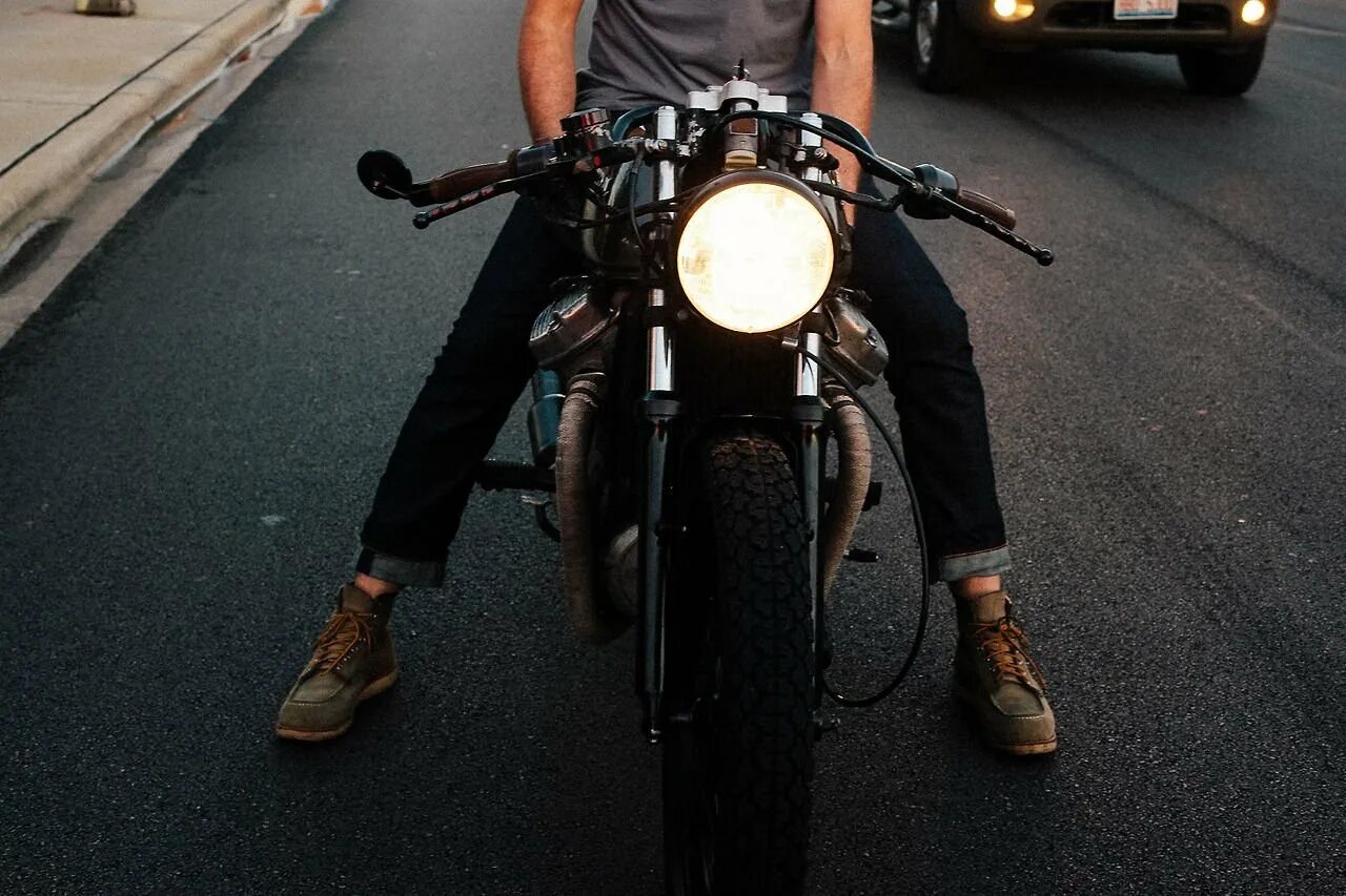 Мотоциклист стрелял. Сириус Блэк на мотоцикле. Скотт Маккол на мотоцикле. Мотоциклист. Мотоциклист Эстетика.