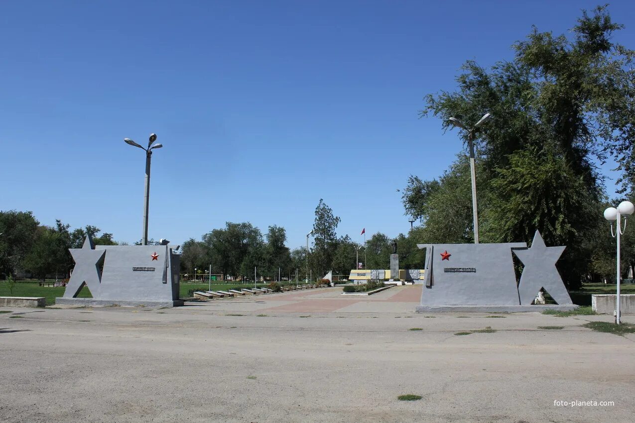 Погода п зимовники. Хутор глубокий Зимовниковский район. Зимовники мемориал. Город Зимовники Ростовская область. Поселок Зимовники.