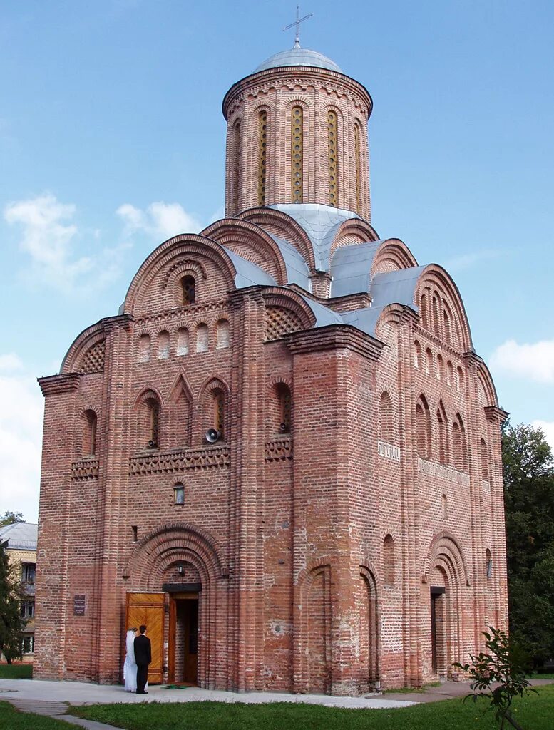 Архитектура 13 14 века. Пятницкая Церковь в Чернигове 12 век. Храм Параскевы пятницы в Чернигове 12 век. Чернигов в 12-13 веках Пятницкая Церковь. Храмы в Чернигов 13 век.