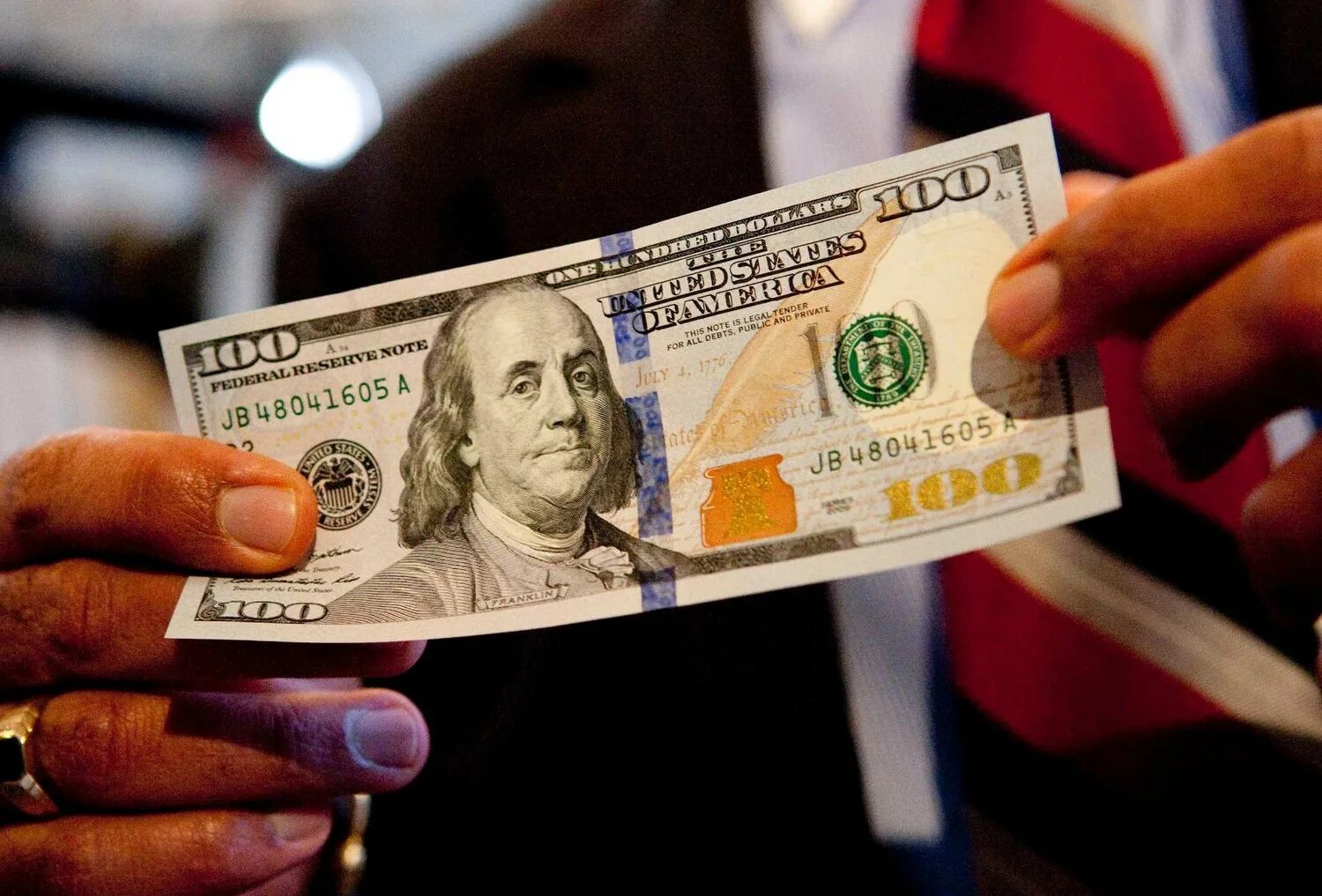 Как выглядит новый доллар 100. Новая банкнота 100 долларов сша. купюра 100 долларов сша. американская купюра 100 долларов. новая купюра сто долларов.