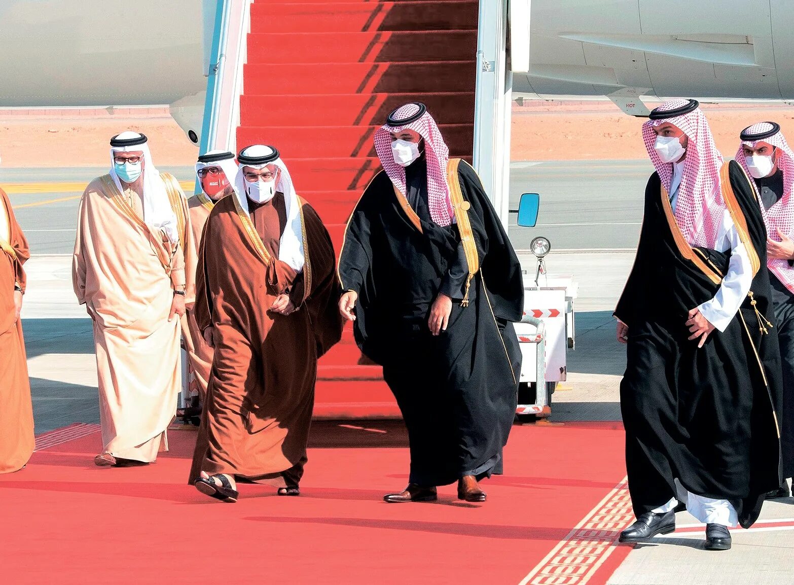 Встреча путина и принца саудовской аравии 2022. Тамим бин хамад и принц салман. Принц саудовской аравии и принц абу-даби. Сауд аравия и оаэ. Принц арабских эмиратов сауди.