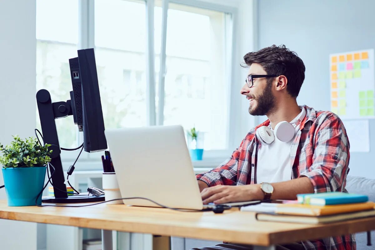 Разработчик. Greatest developer. Greatest developer. Парень в оранжевом свитере с ноутбуком. Программист.