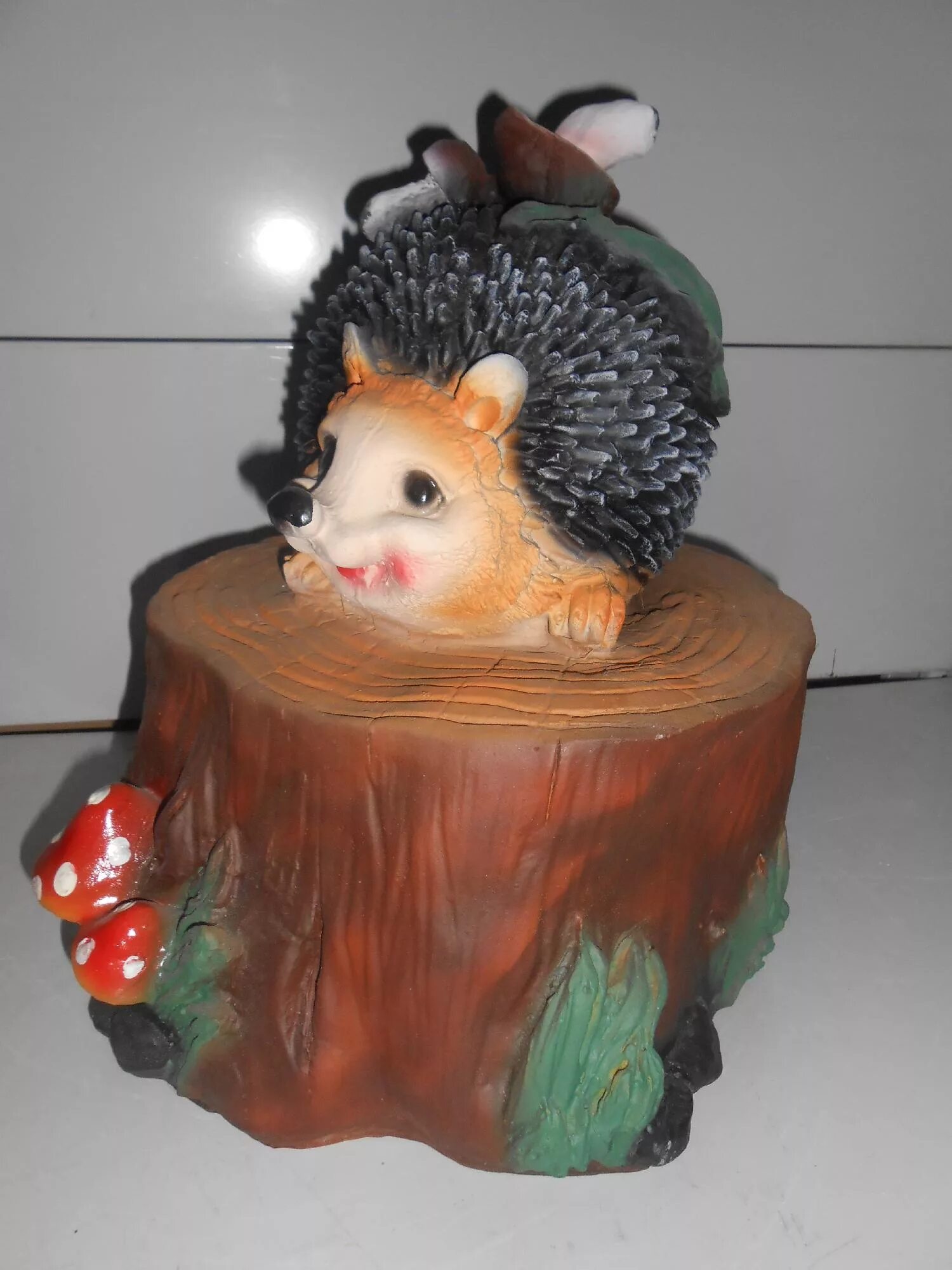 ежик на пеньке. ежик на пеньке. ёжик из цемента для сада. ежик на пеньке. ежик на поляне.