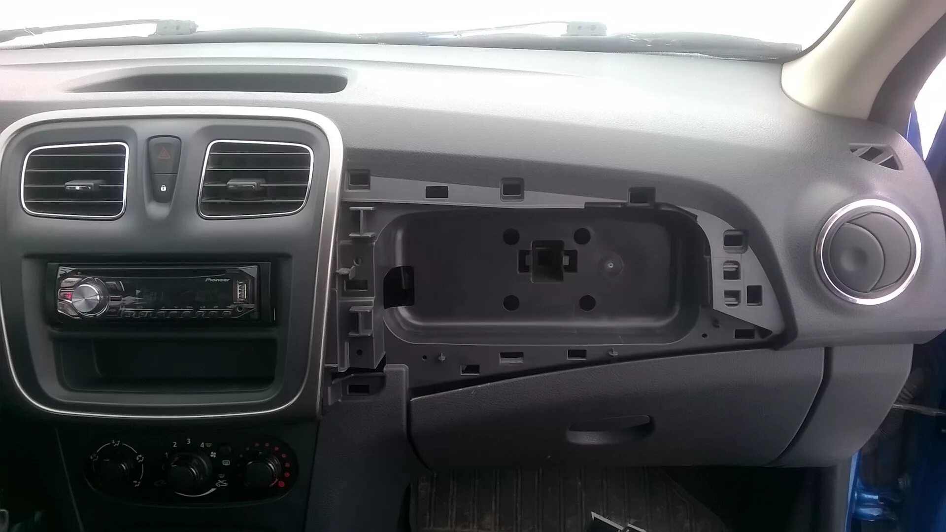 сделано как снять накладку торпеды ( айрбэга пассажира) Renault Logan (2G),