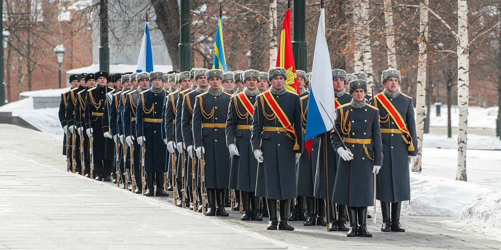 Что будет 23 февраля в москве. 23 Февраля возложение венков к могиле неизвестного солдата. Возложение цветов к могиле неизвестного солдата 23 февраля. Возложение венков в Александровском саду. Возложение венка в Александровском саду.