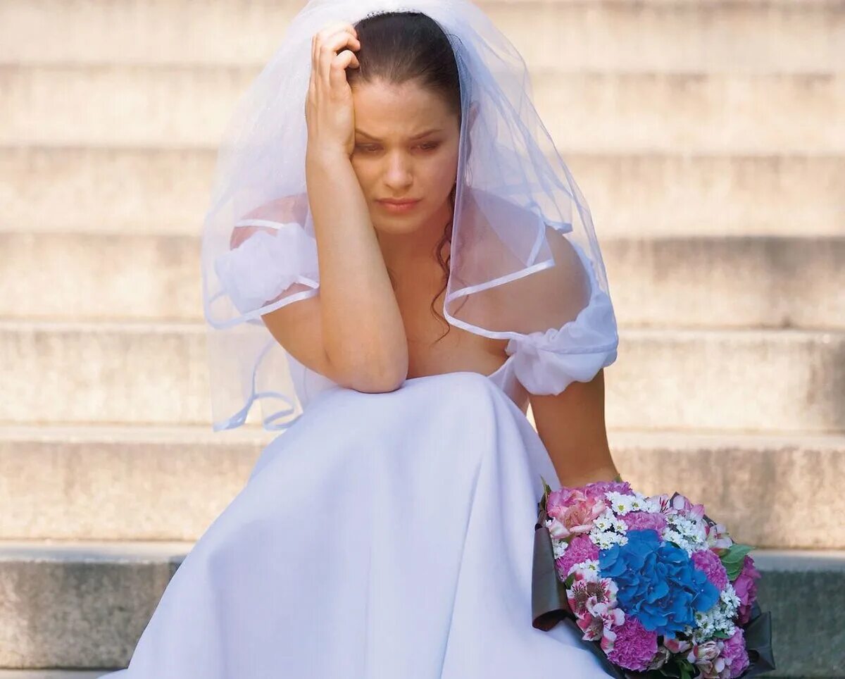 Невеста плачет. Девушка в свадебном платье. Грустная невеста на свадьбе. Невеста плачет на свадьбе. Жених отказал невесте