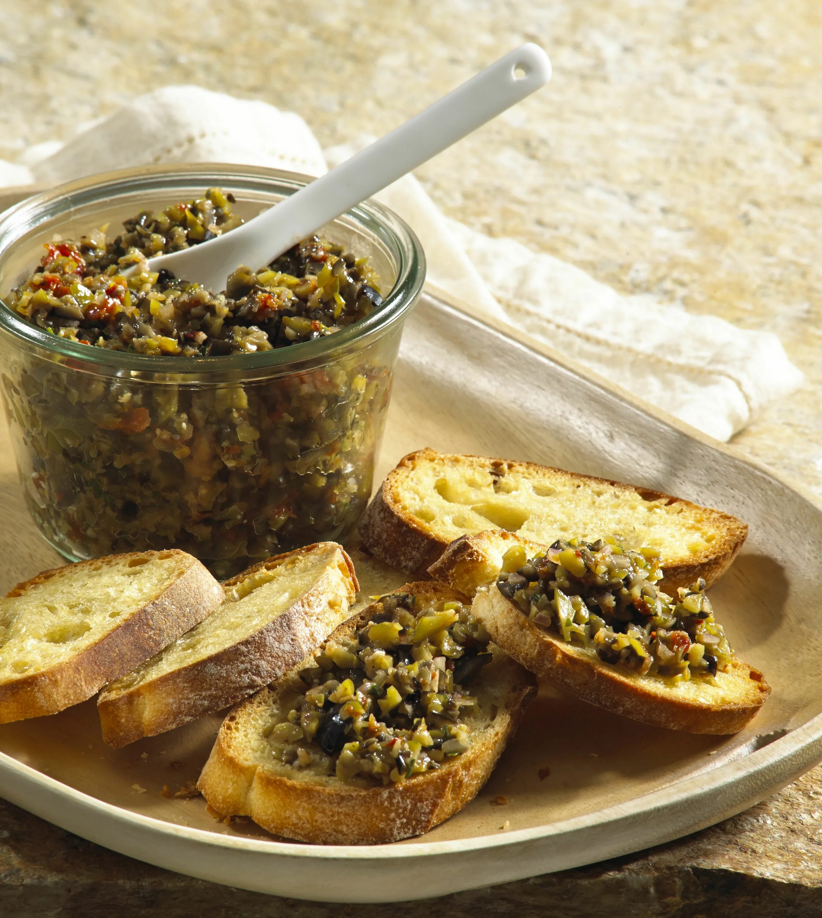 Тапенада с тхиной. Тапенад из маслин и оливок. Топинада. Тапенада с тхиной. Тапенад из оливок.