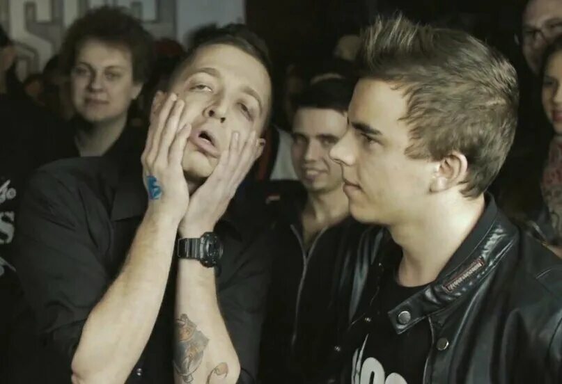 Oxxxymiron vs johnyboy. Версус баттл оксимирон и джонибой. Версус баттл оксимирон и джонибой. Версус окси и джонибой. Версус баттл оксимирон и джонибой.