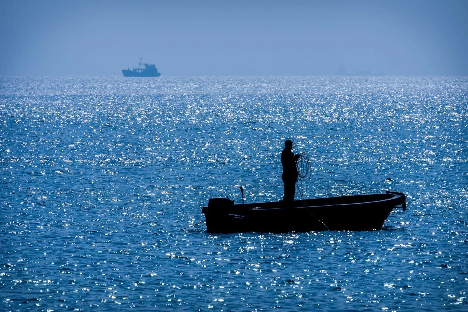 Лодка находящаяся в море совершает. Лодка в море. лодка посреди океана. лодка в океане. на лодке по морю.