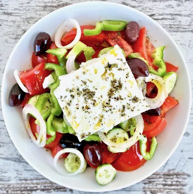 Греческий классик. Греческий салат. Самый вкусный греческий салат. Греческий с фетой. Изысканный греческий салат.