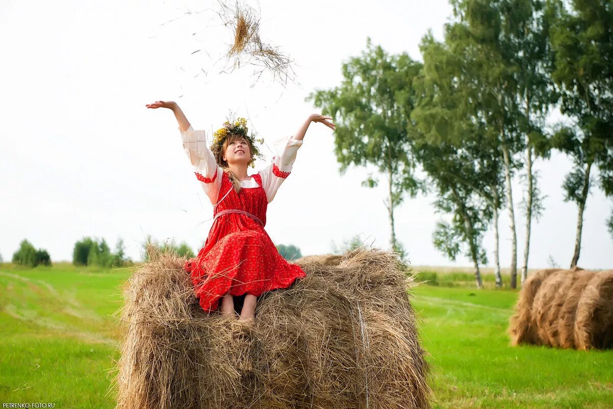 Сен рус. Фотосессия на сенокосе. Фотосессия сено. Фотосессия с сеном. Фотосессия со стогом сена.