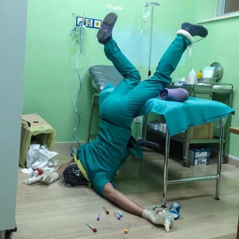 С высоты упал на ноги. Медики фотосессия смешная. Прикольный снимок в больнице. Уставшая медсестра.