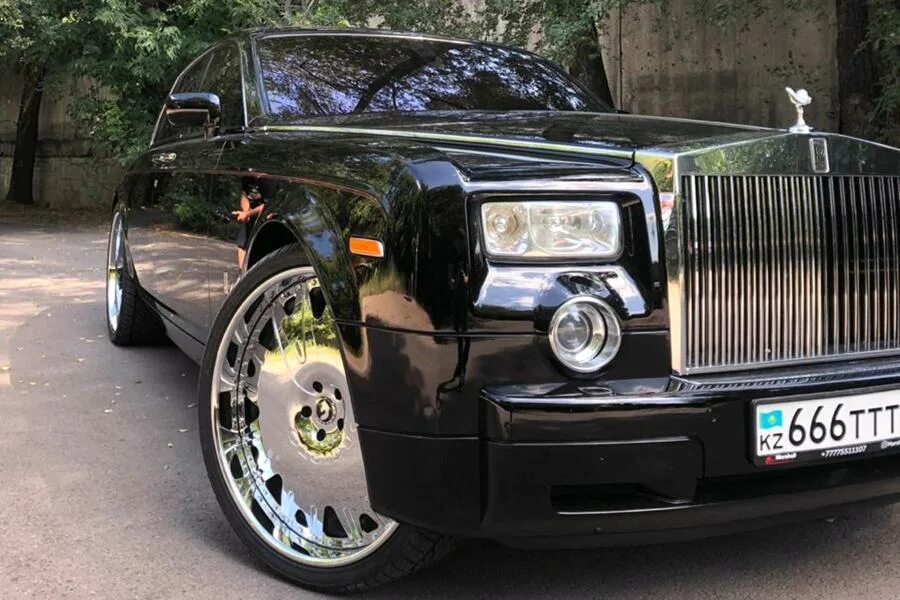 Диски роллс ройс. Rolls Royce Phantom Wheels. Rolls Royce Phantom Wheels 22. Forgiato Wheels Rolls Royce. Rolls Royce Phantom детали.