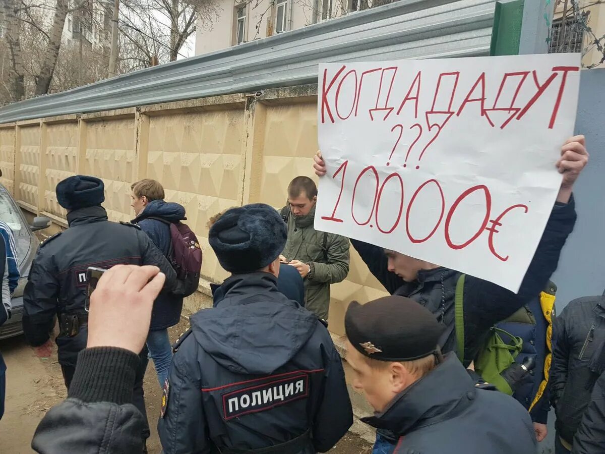 Откуда появился навальный. Митинг прикол. Навальный прикол митинги. Шутки про митинг. Навальный школьники.