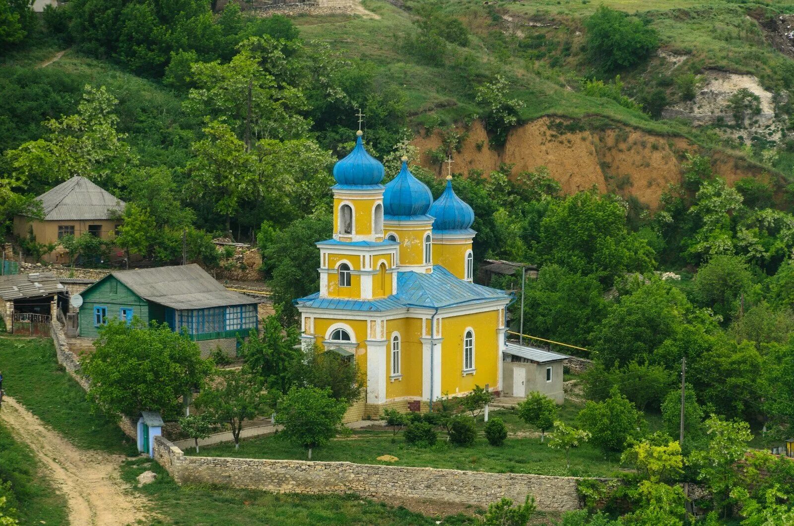 Государство молдова. Храм Вишневка Молдова. 1673 Молдавия. Село в Молдавии Кишинёв. Молдавия Олонешты.