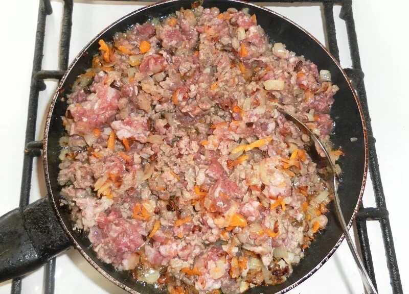 Как жарить фарш на сковороде с луком. Фарш с морковью и луком. жареный фарш с луком и морковью. фарш обжаренный с луком и морковью. фарш с морковкой и луком.