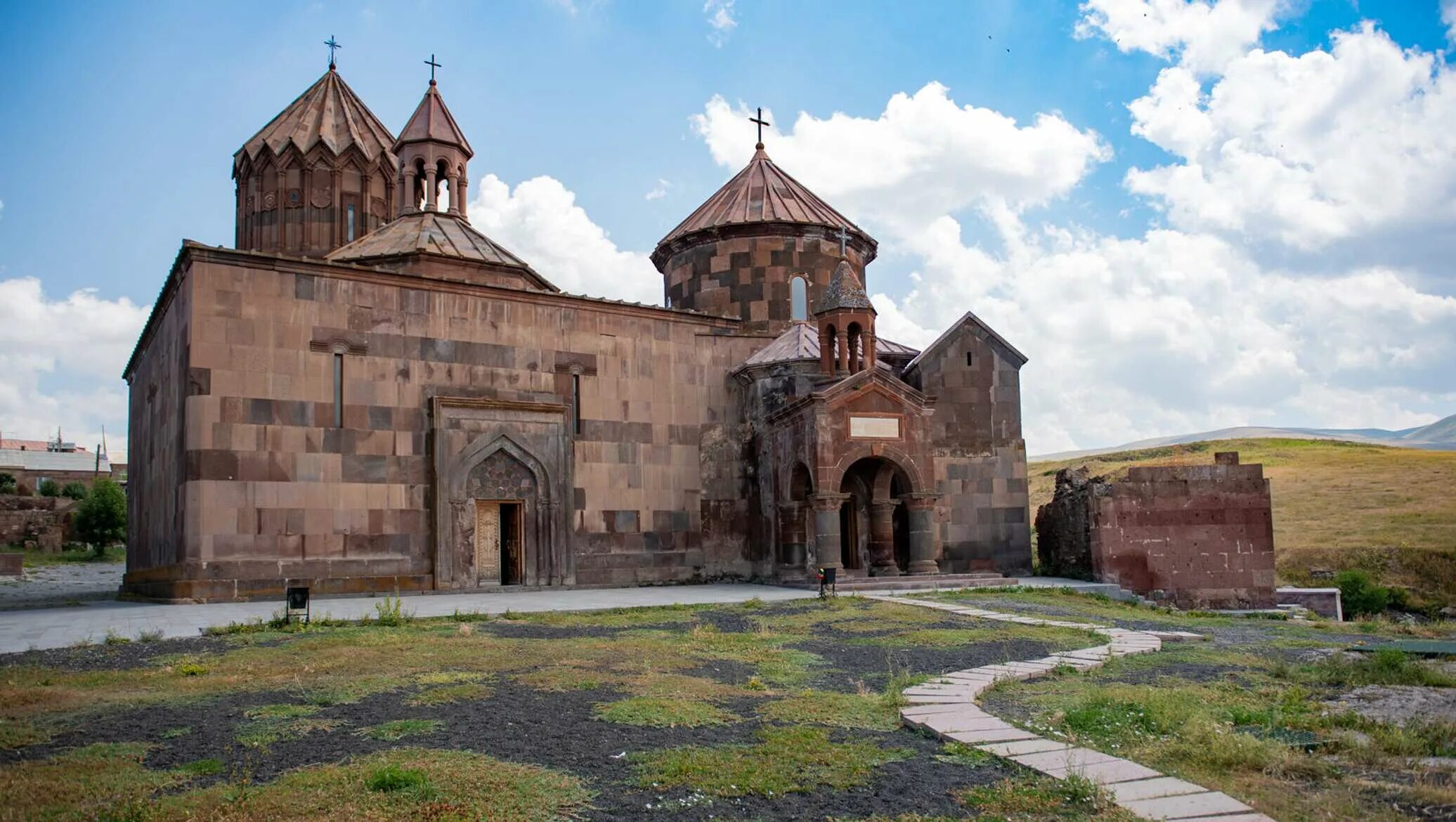 Классический тур в Армению: Ереван, Дилижан, пещерный город и древние монастыри 