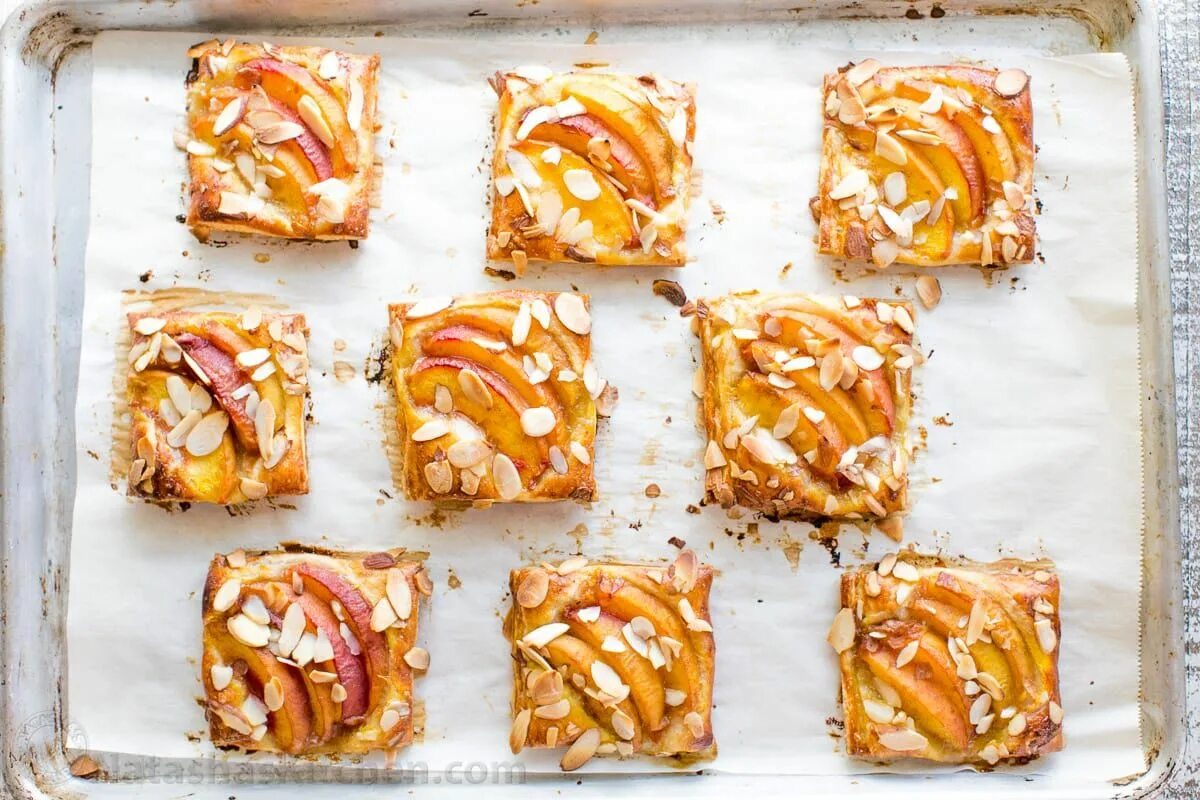 Слойки с консервированными персиками из слоеного теста. Слойка с персиком. Слойка с консервированными персиками. Слойка с персиком. Слойки с консервированным персиком.