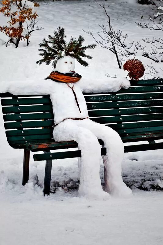 Скамейка зимой. Снеговик сидит на скамейке. Зима скамейка. Снеговик на скамейке. Долго ждать снега
