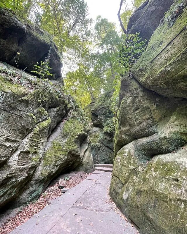 Как называется ущелье. Горячий ключ скала дантово ущелье. Абхазия ущелье каменный мешок. Абхазия юшпарский коньем. Как называется ущелье.