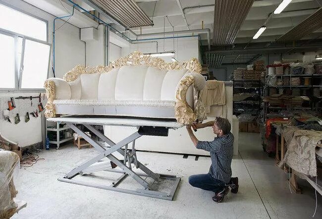 Степлер для ткани. Драпировщик. Драпировщик. Степлер мебельный обтяжка тканью. Цех мягкой мебели.