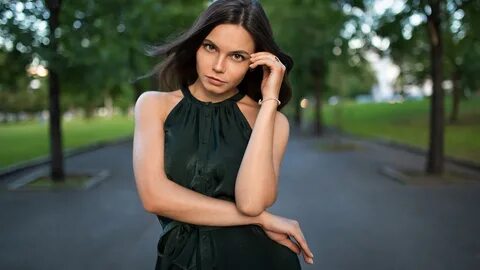 Скромная брюнетка