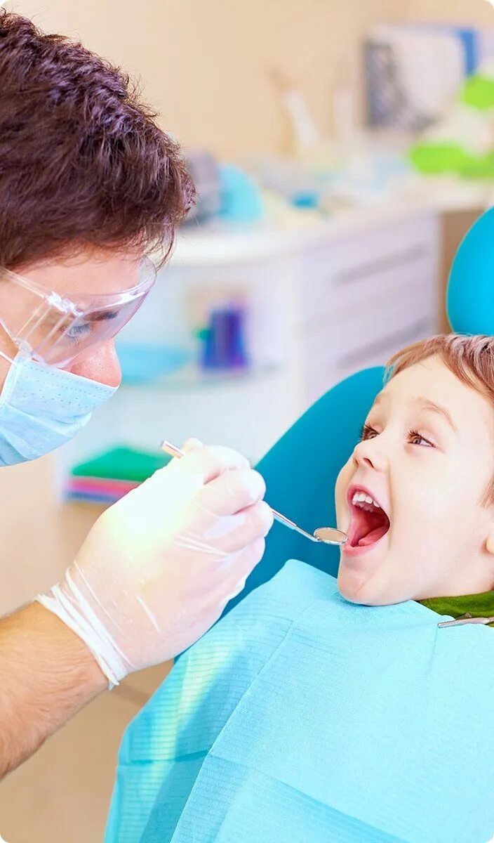 Удалять зуб ребенку 5 лет. Детский стоматолог. Стоматология детский. Ребенок у стоматолога. Детские стоматологи.