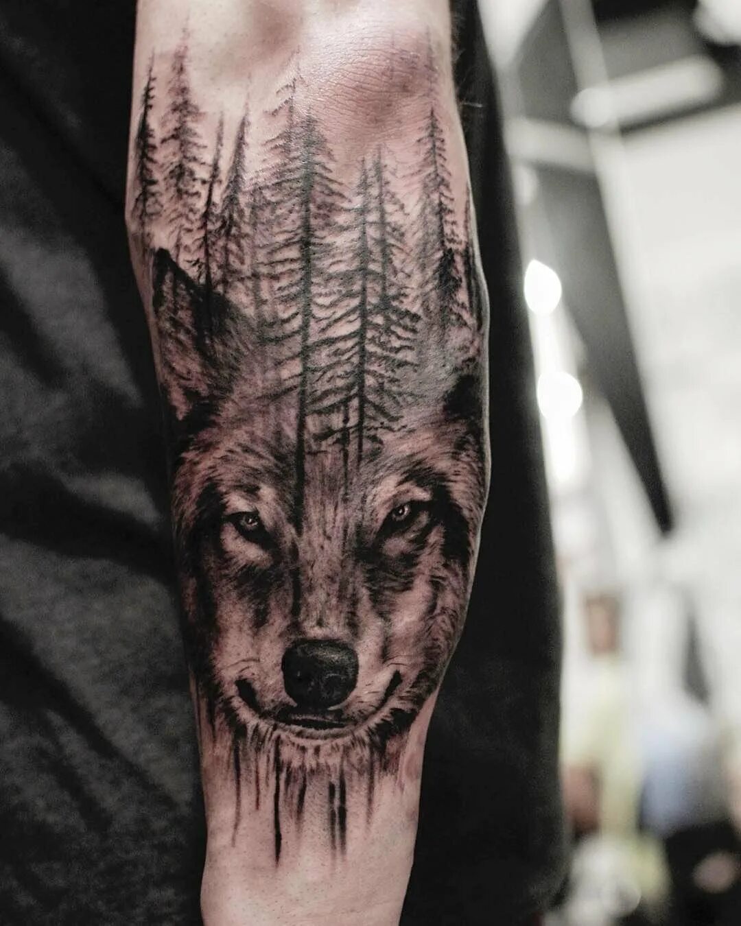 тату рукав волк в лесу. тату волк в лесу. тату волк в лесу на руке. волк лес рука тату. волк с лесом тату.