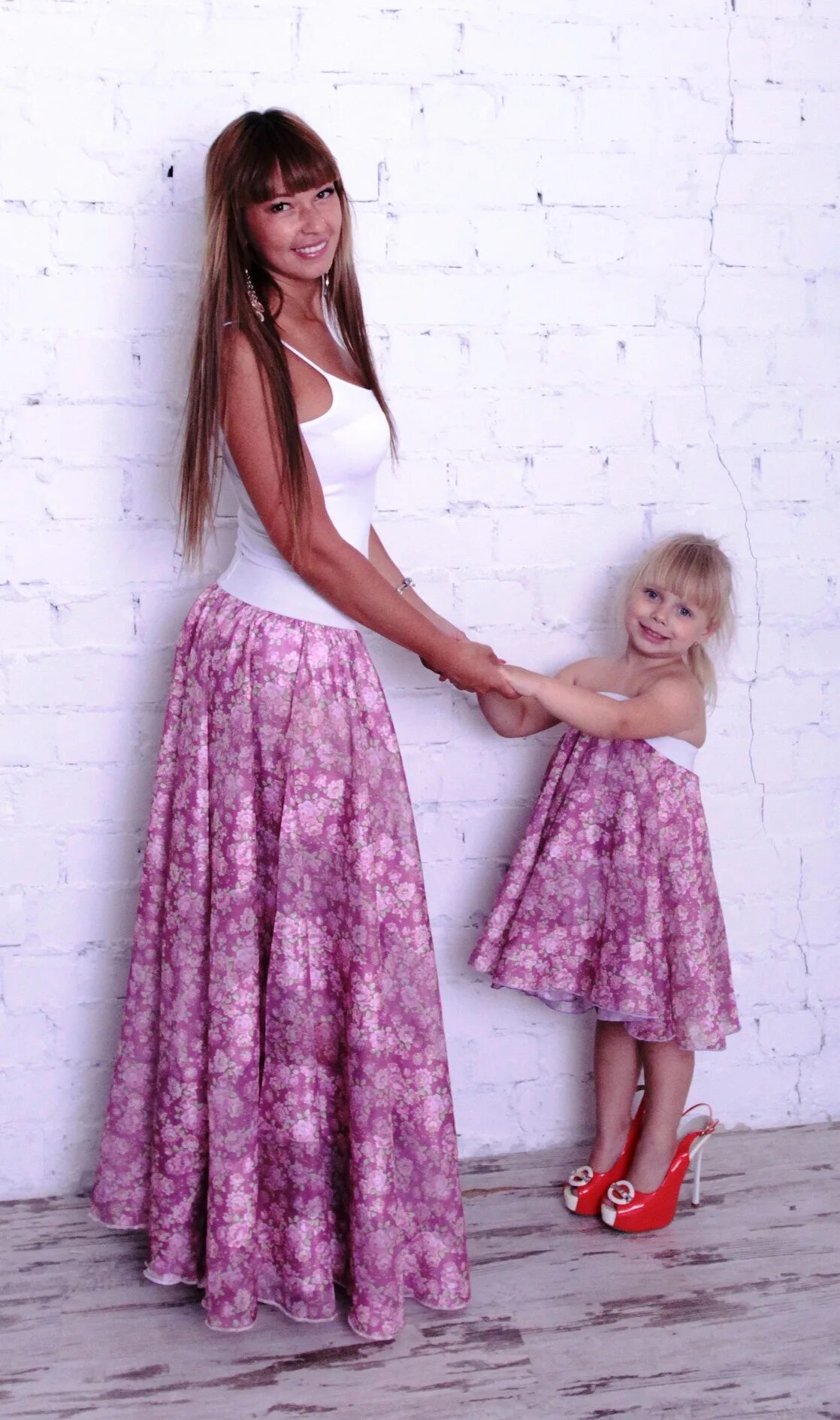 Мамина юбка. Платья для фотосессии мама и дочка. Юбки длинные мама и дочь одинаковые однотонные. Летняя юбочка для мамы и Дочки. Юбки мама дочка