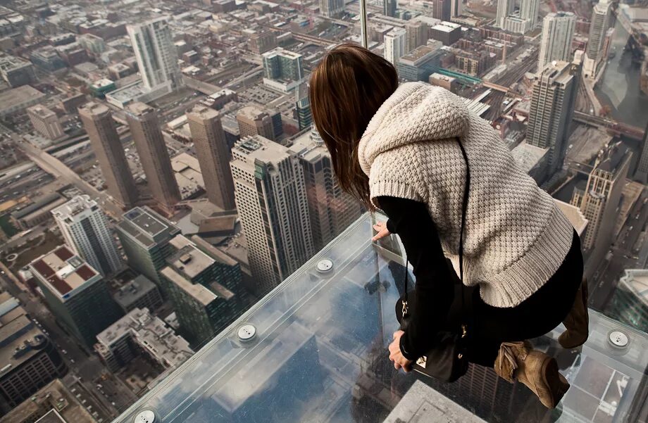 мужской взгляд вниз. лицо девушки смотрит вниз. мужчина указывает. лицо девушки. микаэла исузу.