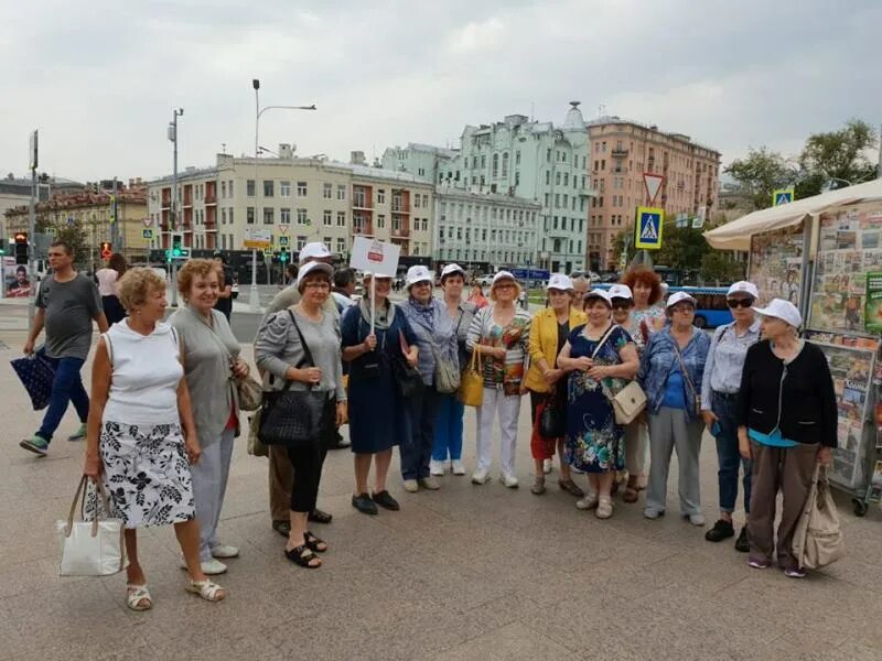 Экскурсии по москве для пенсионеров. В бабушкинском парке женщина на дереве. Москва пешеходные экскурсии для пенсионеров. Москва пешеходные экскурсии для пенсионеров. Москва пешеходные экскурсии для пенсионеров.