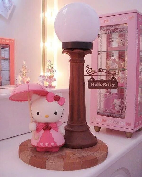 Hello lamp. Настольная лампа hello kitty. настольная лампа в виде хэллоу китти. люстра хелло китти в интерьерах. настольная лампа в виде хэллоу китти наверху лампочки.