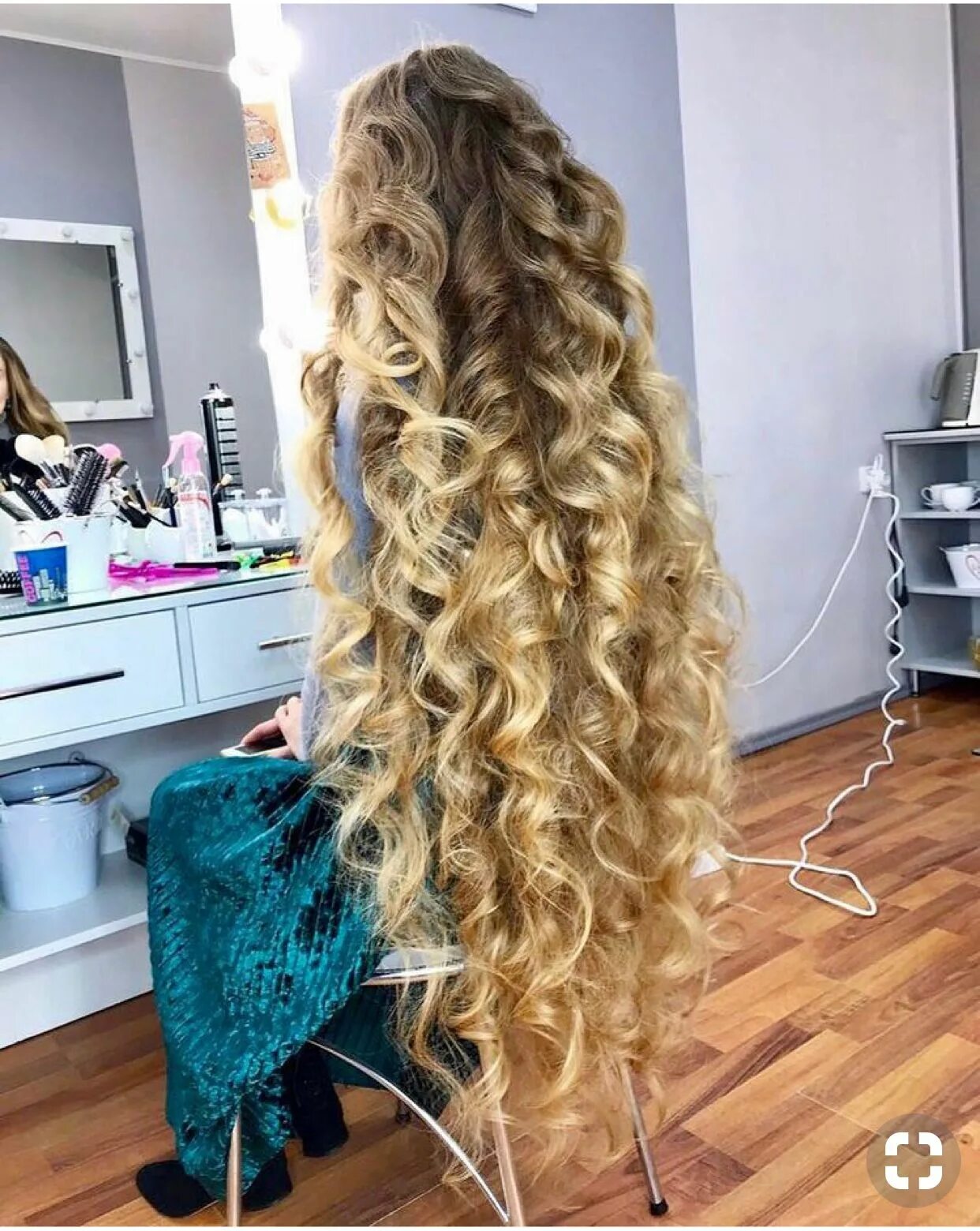 Кудри наращивание. Наращивание кудрявых волос. Кудри длинные нарощенные. Русые кудрявые волосы. Наращивание волнистых волос.
