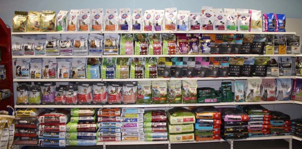 корком зоомагазин интернет. зоотовары. магазин кормов для животных. выкладка кормов для животных. кот в зоомагазине.