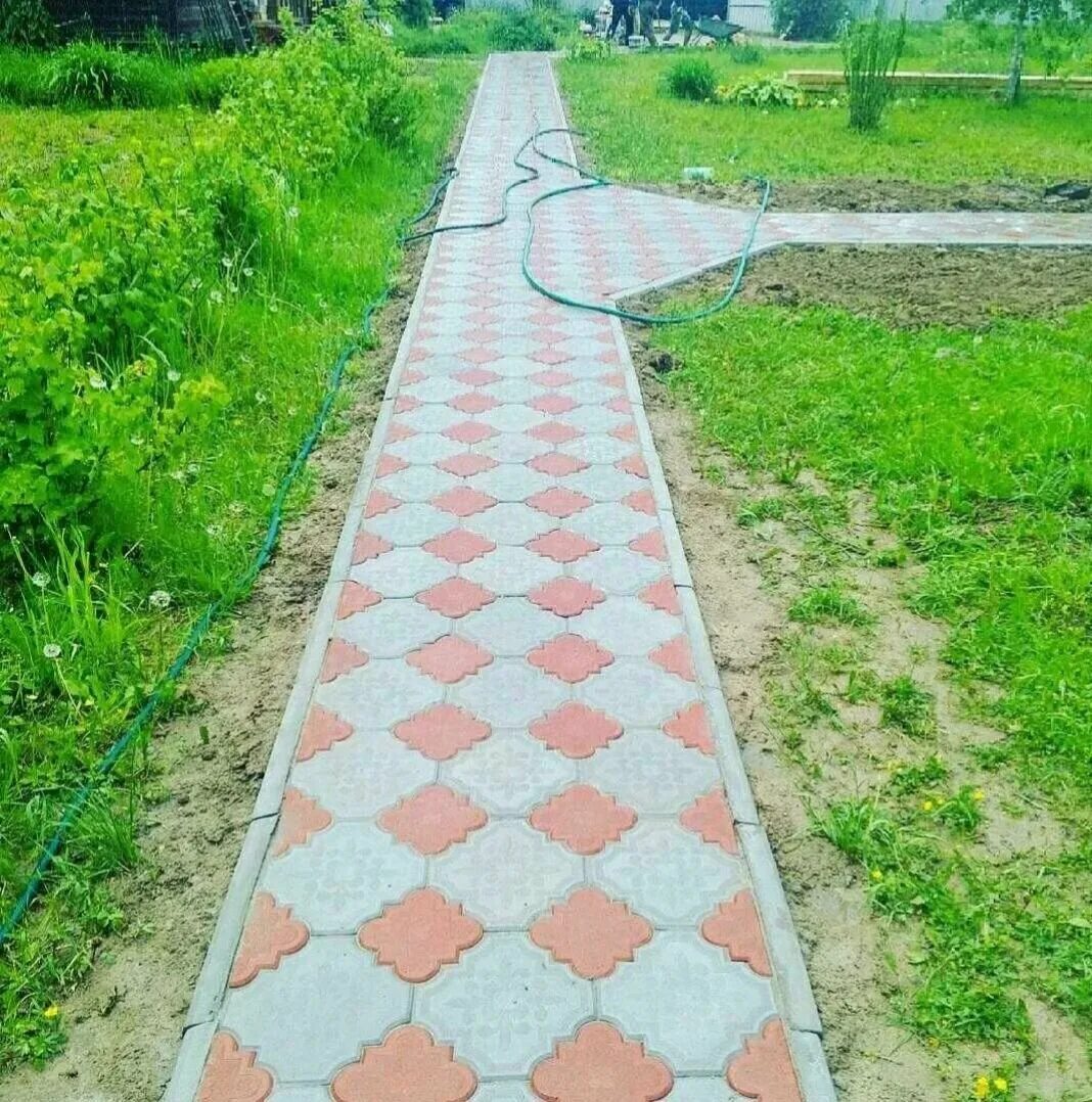 тротуарные дорожки. браер круговая брусчатка. отмостка брусчатка клевер. дорожки из плитки на даче. тротуарные дорожки на даче.