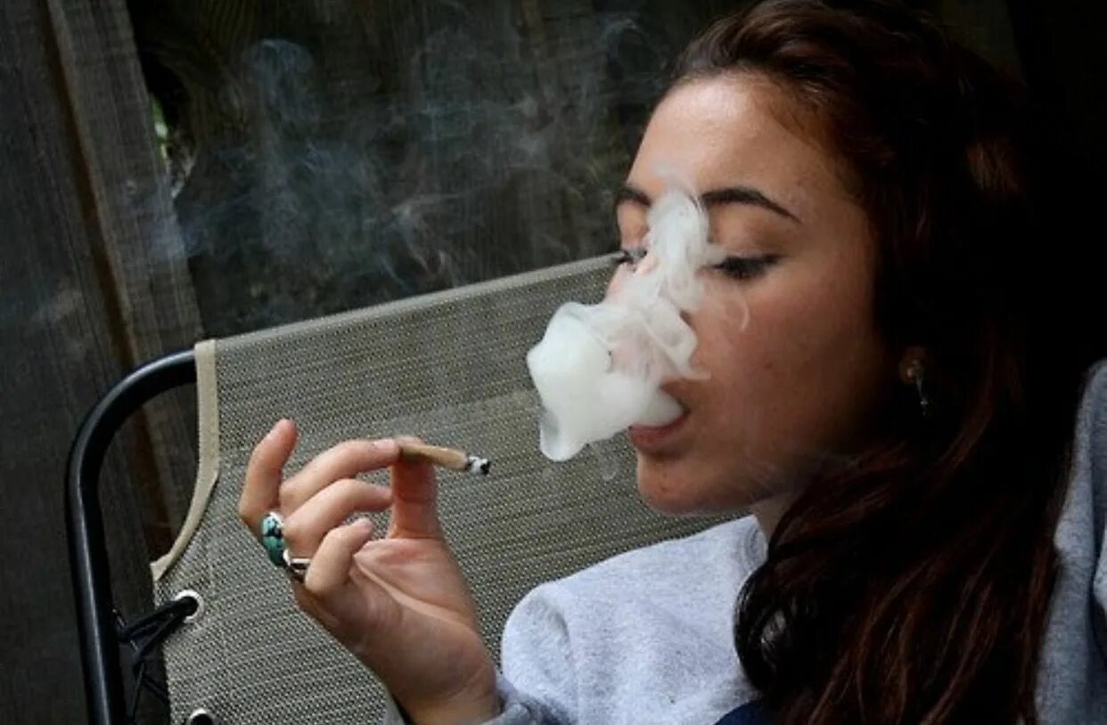 Девушка с сигаретой. Александр маврин. Курящие женщины. Курю после девушек. Курящая девушка.